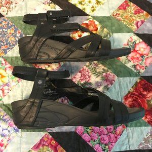 Black Baretraps Sandals Belina, 9, Adorable Ankle Strap Memory Foam Wedge